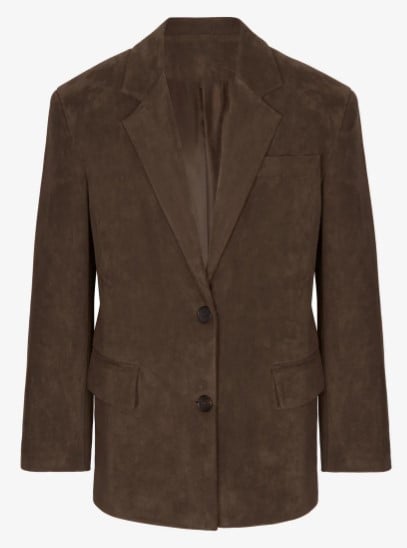 Dimentica le Giacche nere: questo è il colore chic più trendy dell’inverno 2025 Dimentica le Giacche nere: questo è il colore chic più trendy dell’inverno 2025