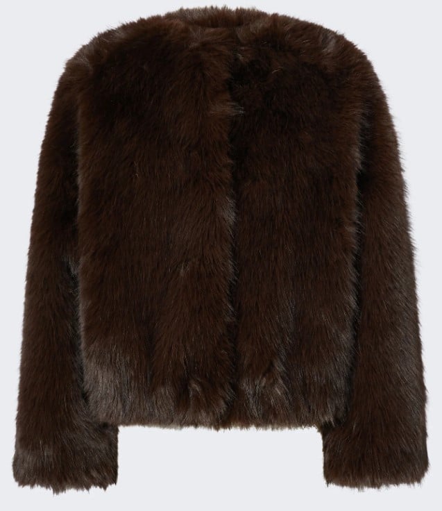 Dimentica le Giacche nere: questo è il colore chic più trendy dell’inverno 2025 Dimentica le Giacche nere: questo è il colore chic più trendy dell’inverno 2025