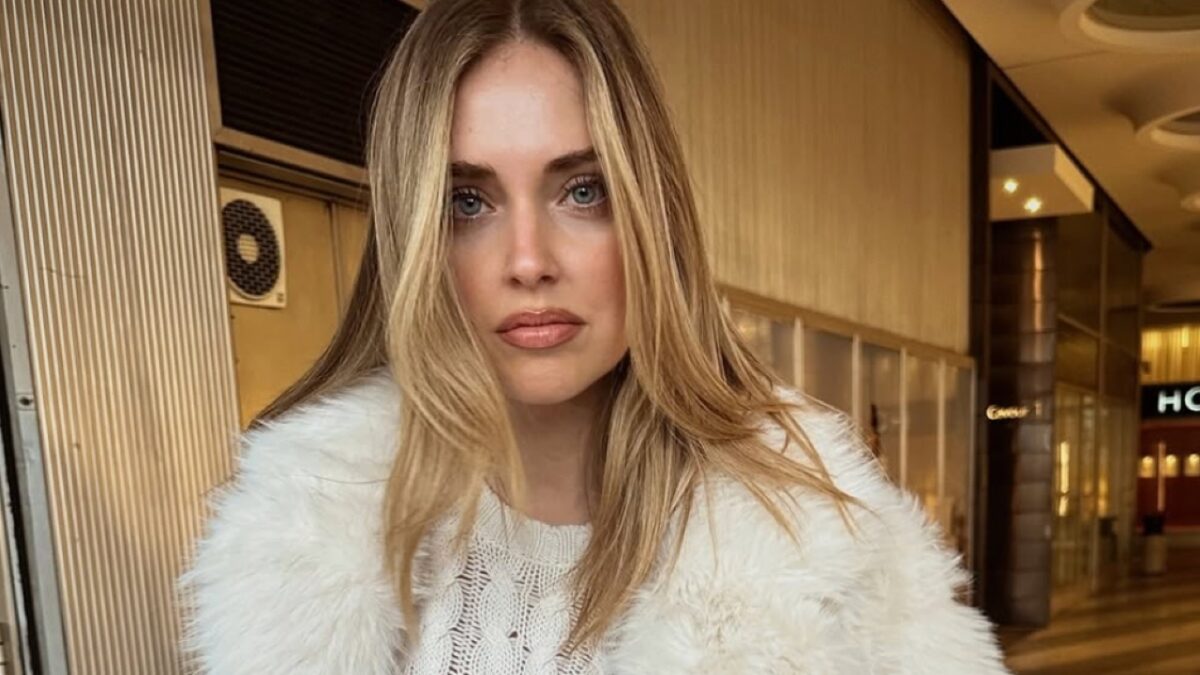 Chiara Ferragni non rinuncia allo stile neppure in montagna con la tuta da sci maculata FOTO