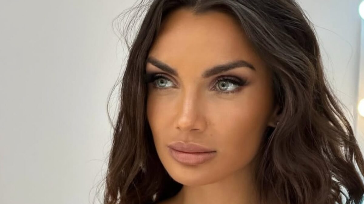 Elettra Lamborghini, toccata e fuga al mare tra una prova e l’altra di Sanremo con il bikini che esalta il fisico perfetto!