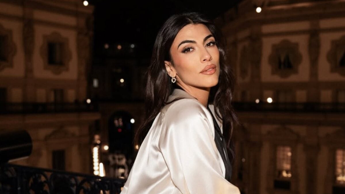 Giulia Salemi, divina con l’abito bianco a fascia che mette in risalto il meraviglioso pancione FOTO