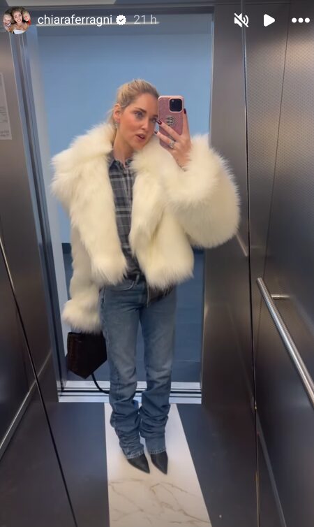 Chiara Ferragni, super trendy e glamour con la maxi pelliccia bianca (FOTO) Chiara Ferragni, super trendy e glamour con la maxi pelliccia bianca (FOTO)
