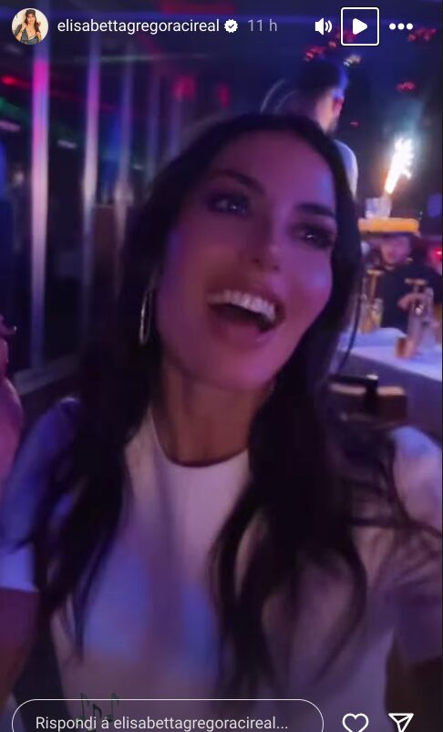 Elisabetta Gregoraci, bellissima in bianco per la giornata con il figlio Nathan Falco Elisabetta Gregoraci, bellissima in bianco per la giornata con il figlio Nathan Falco