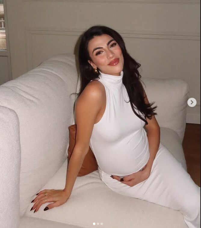 Giulia Salemi, divina con l’abito bianco a fascia che mette in risalto il meraviglioso pancione FOTO Giulia Salemi, divina con l’abito bianco a fascia che mette in risalto il meraviglioso pancione FOTO