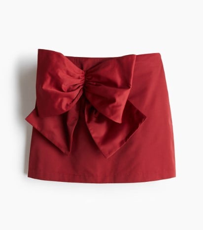 Questa Minigonna con fiocco di H&M è l’item da avere in vista del Natale Questa Minigonna con fiocco di H&M è l’item da avere in vista del Natale