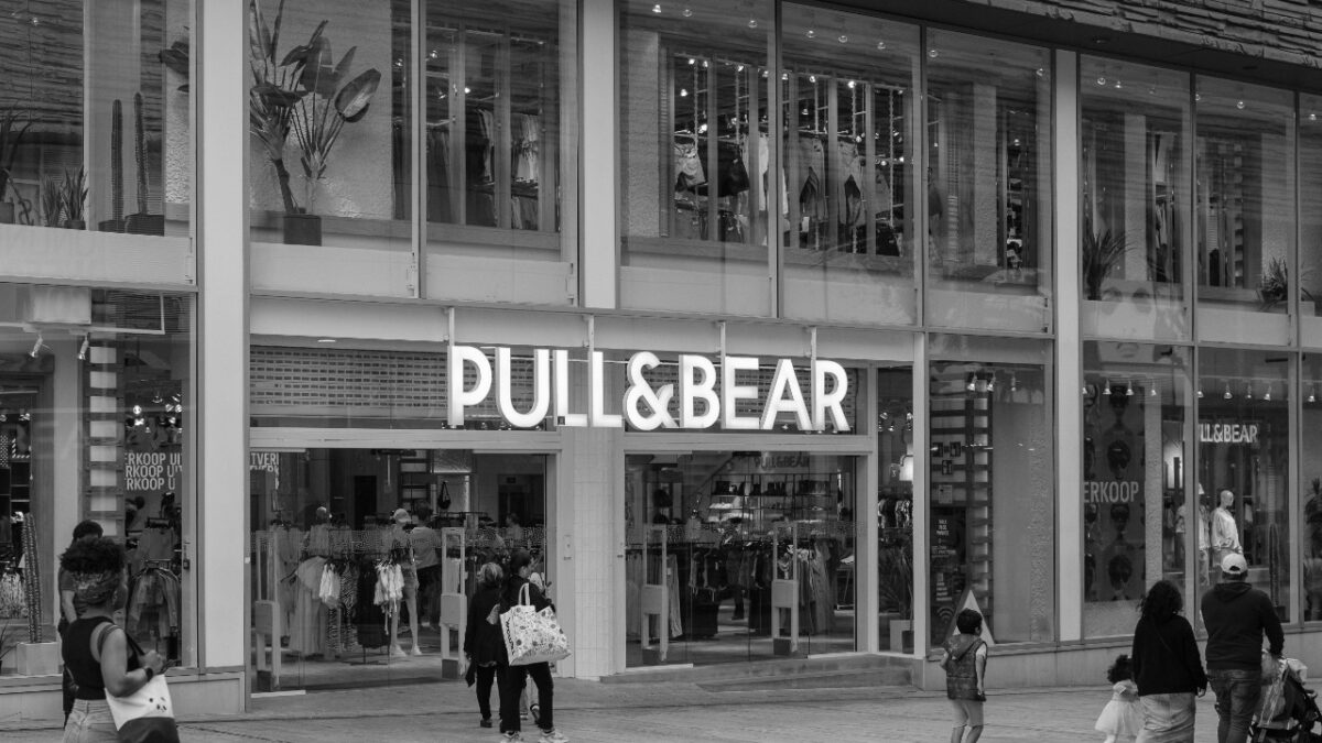Ecco perché questa Giacca firmata Pull&Bear è il pezzo statement da avere in primavera…