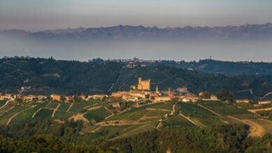 Paesaggi mozzafiato e buon vino, questo Borgo Piemontese vale la pena di una visita!