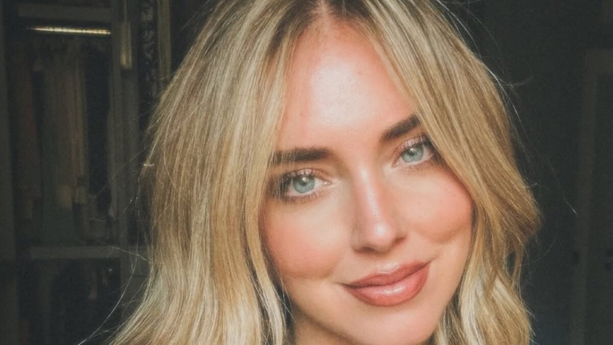 Chiara Ferragni, felpa, jeans e maxi cappotto: il Look casual-chic da sfoggiare tutti i giorni!
