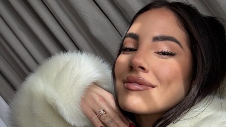 Giulia De Lellis, il dolce selfie allo specchio con il pancino in bella vista! FOTO