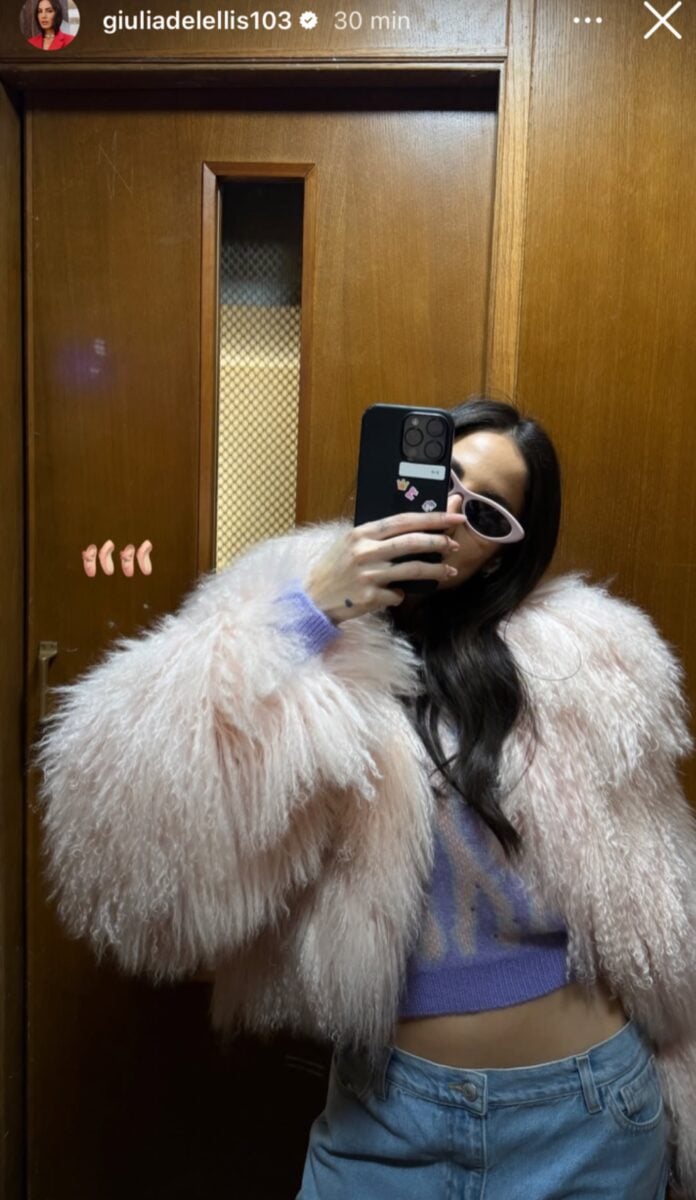 Giulia De Lellis, look anni Novanta con focus sulla pelliccia rosa Giulia De Lellis, look anni Novanta con focus sulla pelliccia rosa