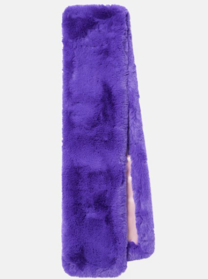 Le Sciarpe furry si confermano l’accessorio più trendy del momento! Le Sciarpe furry si confermano l’accessorio più trendy del momento!
