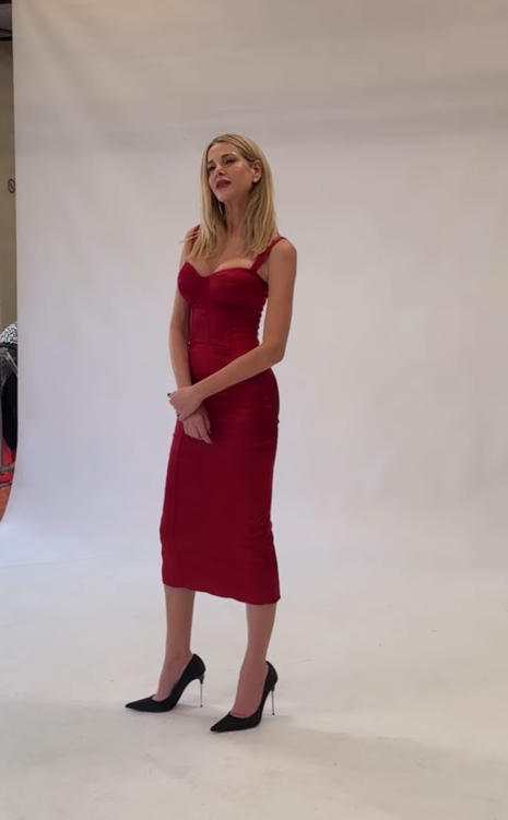 Alessia Marcuzzi si prepara al meglio a Sanremo con l’abito longuette in rosso: che sexy! Alessia Marcuzzi si prepara al meglio a Sanremo con l’abito longuette in rosso: che sexy!