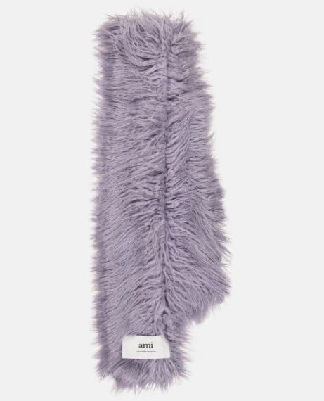 Le Sciarpe furry si confermano l’accessorio più trendy del momento! Le Sciarpe furry si confermano l’accessorio più trendy del momento!