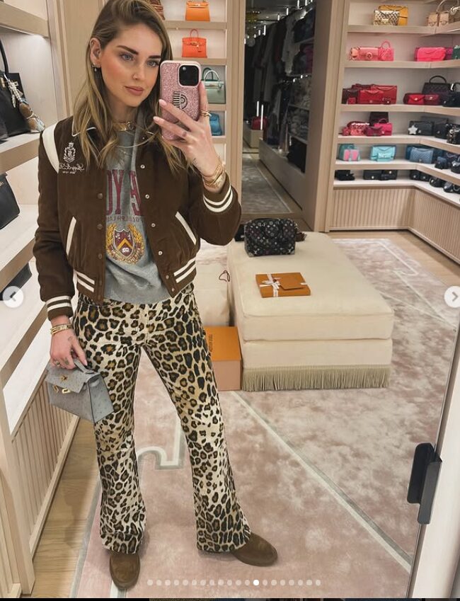 I pantaloni leopardati di Chiara Ferragni li devi comprare subito se anche tu vuoi restare al passo con le ultime tendenze! I pantaloni leopardati di Chiara Ferragni li devi comprare subito se anche tu vuoi restare al passo con le ultime tendenze!