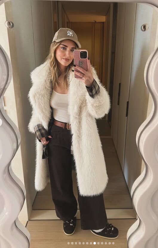 Chiara Ferragni, molto cool con il berretto e la pelliccia bianca: il Look da tutti i giorni da copiare subito! Chiara Ferragni, molto cool con il berretto e la pelliccia bianca: il Look da tutti i giorni da copiare subito!