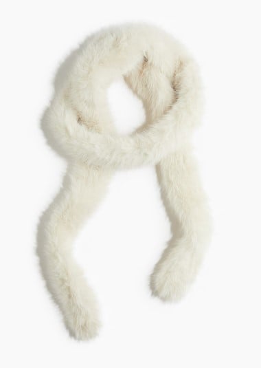 Le Sciarpe furry si confermano l’accessorio più trendy del momento! Le Sciarpe furry si confermano l’accessorio più trendy del momento!
