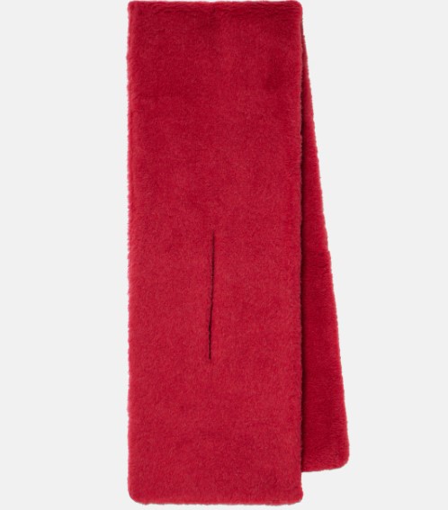 Le Sciarpe furry si confermano l’accessorio più trendy del momento! Le Sciarpe furry si confermano l’accessorio più trendy del momento!