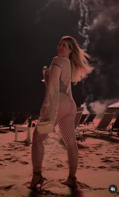Wanda Nara, a Capodanno in spiaggia con il vestito a rete e tacco vertiginoso FOTO Wanda Nara, a Capodanno in spiaggia con il vestito a rete e tacco vertiginoso FOTO