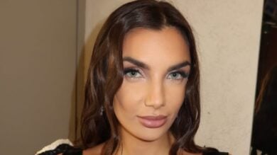 Elettra Lamborghini, mozzafiato con il bikini total white che esalta il fisico perfetto!