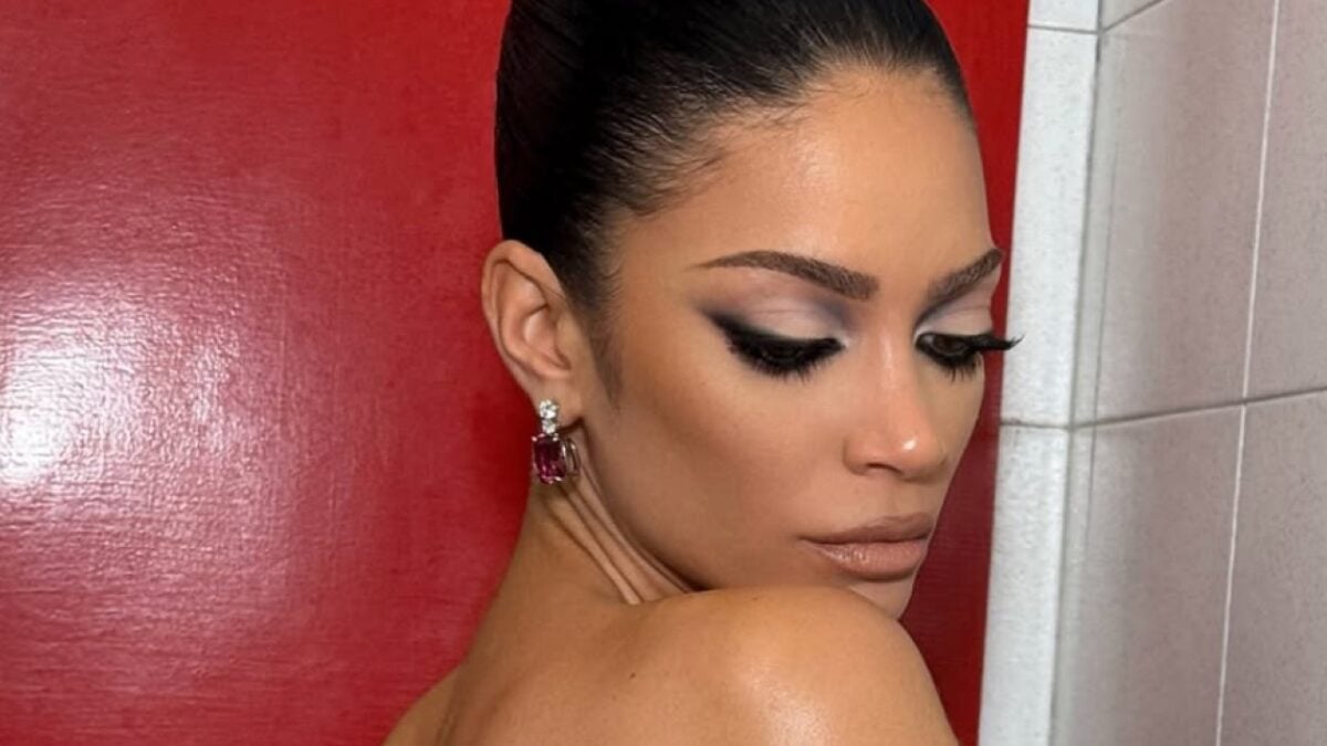 Elodie cambia look: con la frangetta, i capelli lunghissimi e l’eyeliner nero è una dea egizia dei giorni nostri!