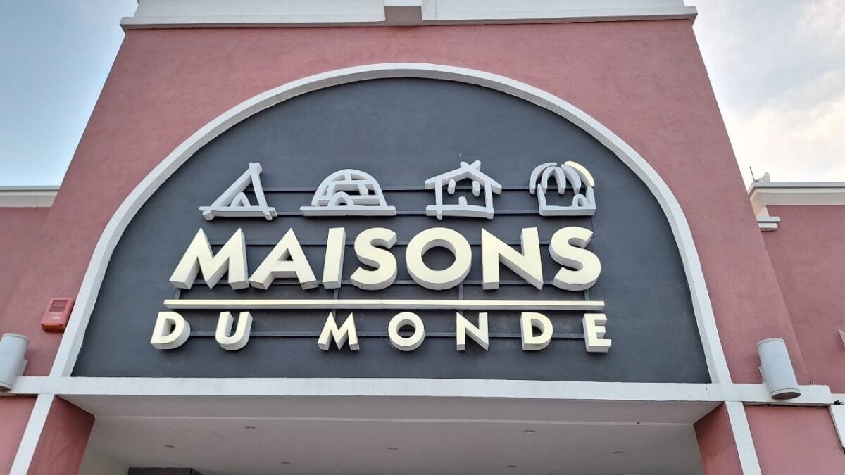 La Piantana Maisons du Monde che riesce a illuminare una stanza intera senza bisogno di Lampadari