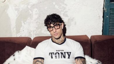 Tony Effe alla Milano Fashion Week, che schianto in Gucci