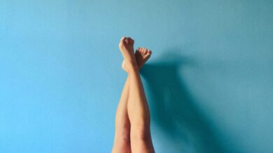 Addio alle “Gambe a Fragola”: scopri le cause nascoste e i rimedi che funzionano davvero!