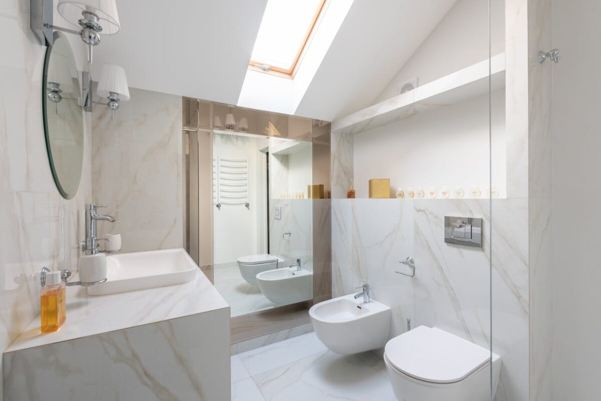 Come rendere la Mansarda uno spazio luminoso e accogliente: progettazione e arredamento Come rendere la Mansarda uno spazio luminoso e accogliente: progettazione e arredamento