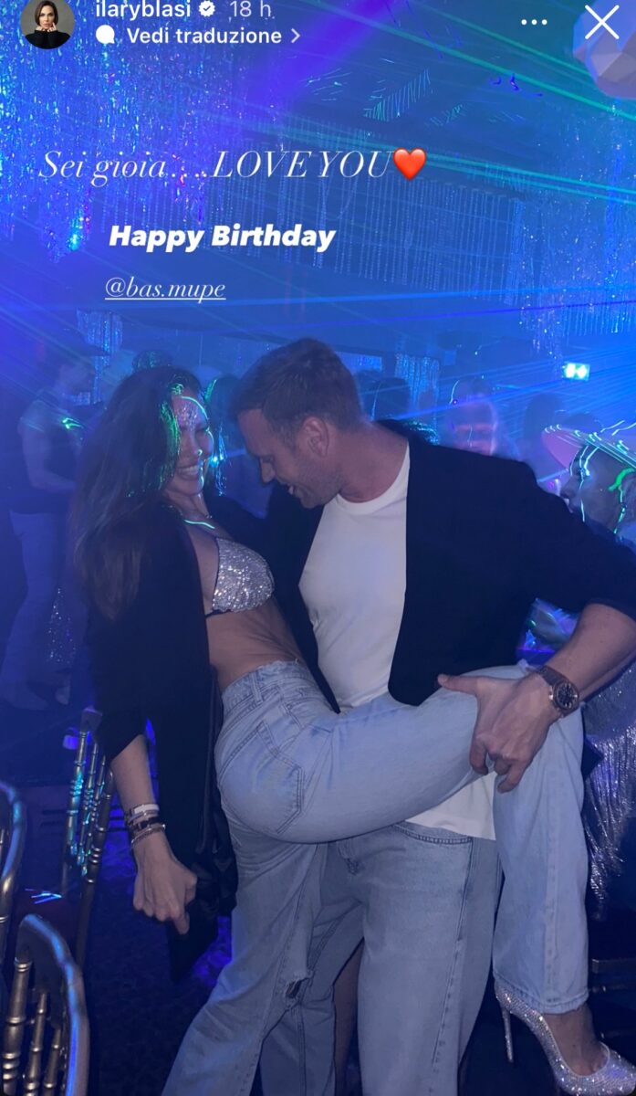 Ilary Blasi, top e scarpe scintillanti per festeggiare il compleanno di Bastian! Ilary Blasi, top e scarpe scintillanti per festeggiare il compleanno di Bastian!