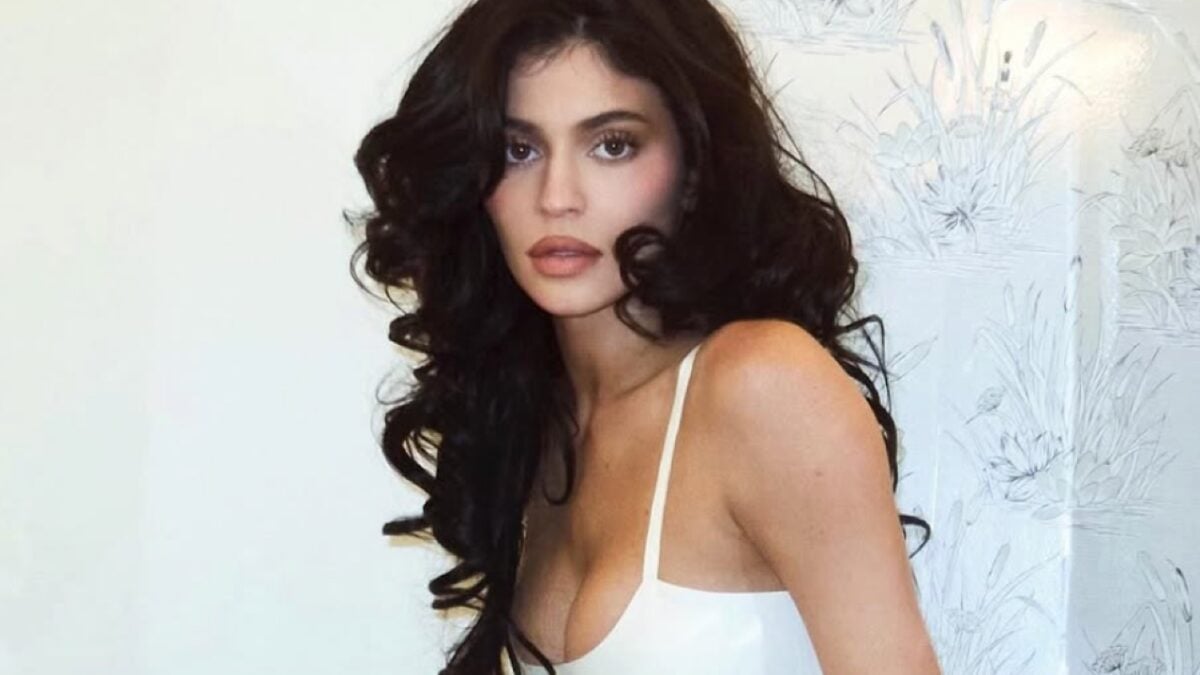 Kylie Jenner sfoggia i suoi must di stagione in un total black Look: crop top e mini gonna in pelle!
