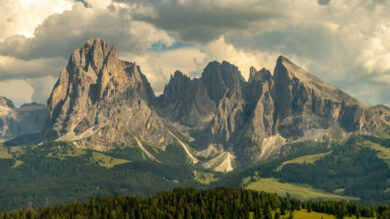 Nel cuore delle Dolomiti si trova un delizioso borgo circondato da paesaggi naturali mozzafiato