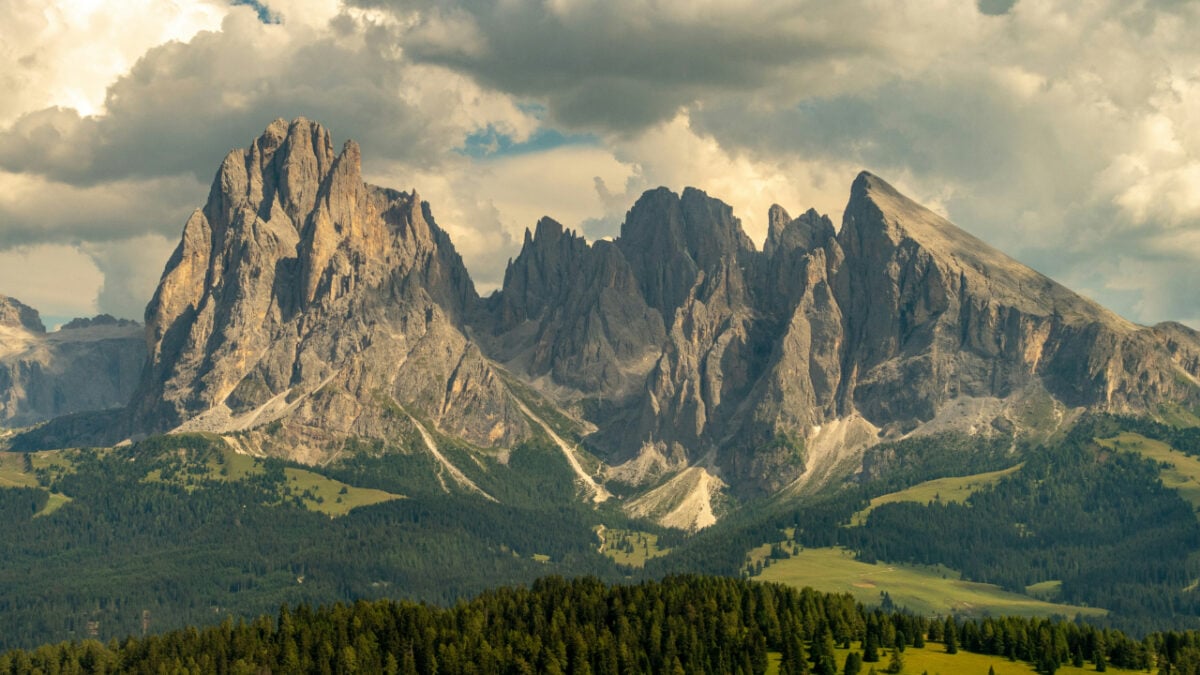 Nel cuore delle Dolomiti si trova un delizioso borgo circondato da paesaggi naturali mozzafiato
