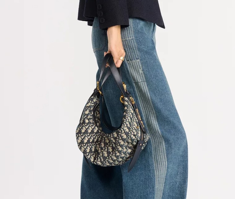 E’ questa la nuova Borsa firmata Dior già amatissima dalle trend setter E’ questa la nuova Borsa firmata Dior già amatissima dalle trend setter