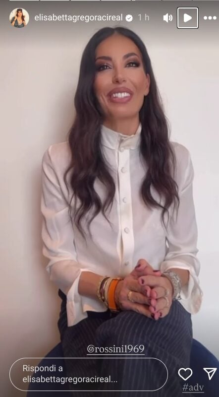 Elisabetta Gregoraci, che eleganza con la camicia bianca e il pantalone gessato: il Look da lavoro e non solo! Elisabetta Gregoraci, che eleganza con la camicia bianca e il pantalone gessato: il Look da lavoro e non solo!
