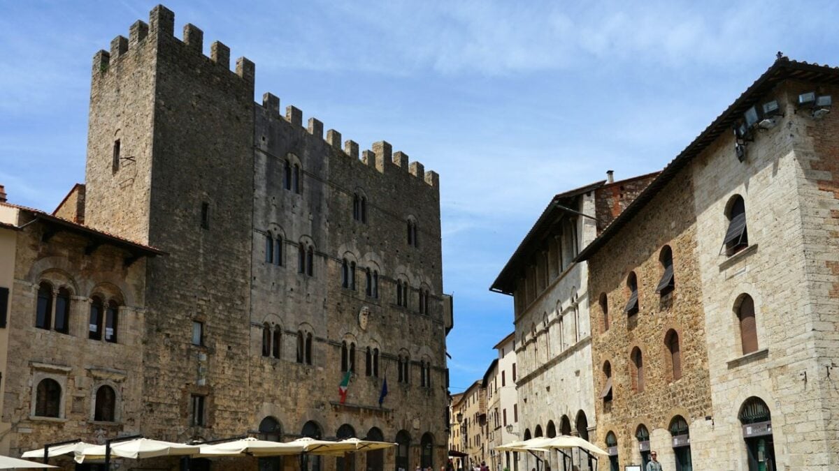 Il Borgo medievale toscano che incanta con arte, storia e panorami mozzafiato!