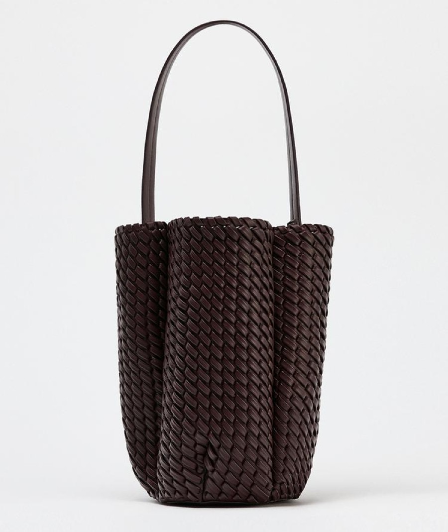 Trend Alert! Le Borse intrecciate sono il feticcio della Primavera Trend Alert! Le Borse intrecciate sono il feticcio della Primavera