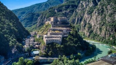 C’è un Borgo in Valle d’Aosta che nasconde una fortezza epica e panorami da urlo