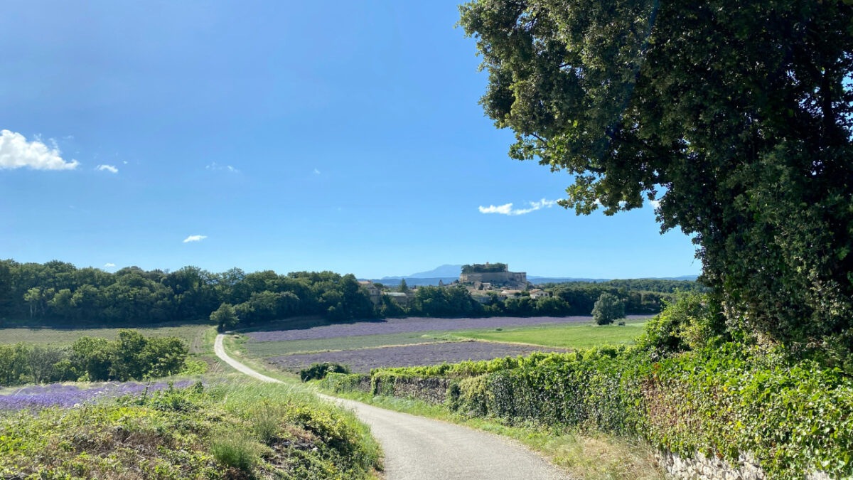 Questo villaggio della Francia sembra essere uscito da un libro delle fiabe