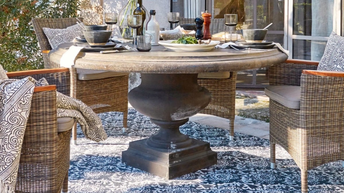 Hai mai visto tavoli da esterno così belli? Il fascino outdoor firmato Loberon