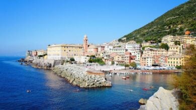In questo splendido quartiere della città di Genova sorge un borgo marinaro perfetto per un weekend di primavera