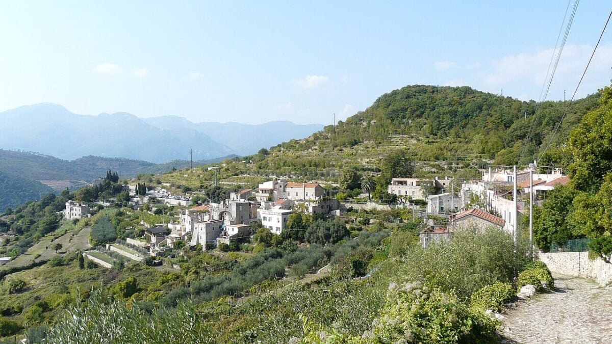 Questo Borgo Ligure con vista sul mare è davvero un sogno: pochi lo conoscono, ma è tra i più belli d’Italia!