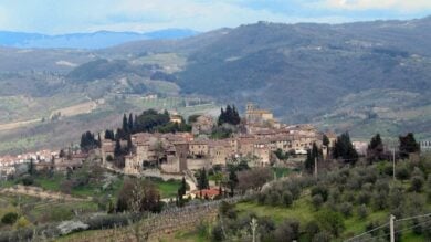 Questo piccolo Borgo Toscano è una perla nella terra del Chianti da visitare adesso