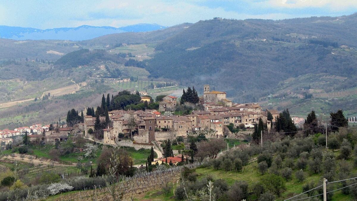 Questo piccolo Borgo Toscano è una perla nella terra del Chianti da visitare adesso