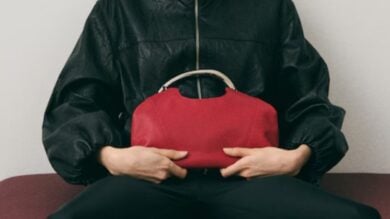 Le Borse con i manici scultura fanno tendenza. Qui quelle da avere ora…