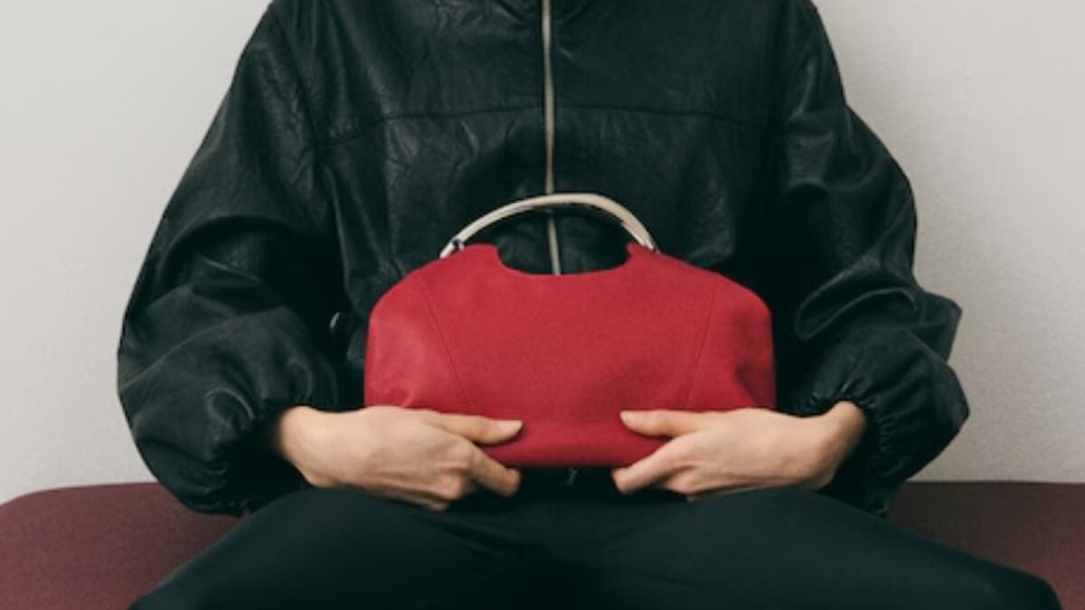 Le Borse con i manici scultura fanno tendenza. Qui quelle da avere ora…