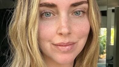 Chiara Ferragni, neppure in viaggio rinuncia allo stile più trendy con il crop top e i leopard pants
