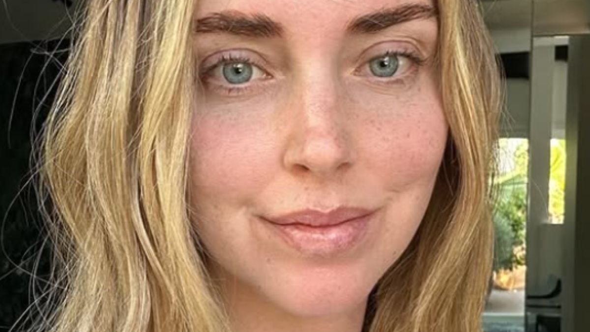 Chiara Ferragni, neppure in viaggio rinuncia allo stile più trendy con il crop top e i leopard pants