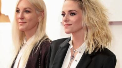 Kristen Stewart sposa Dylan Meyer: anche per le nozze l’attrice non rinuncia al suo stile con mini gonna e sneakers!