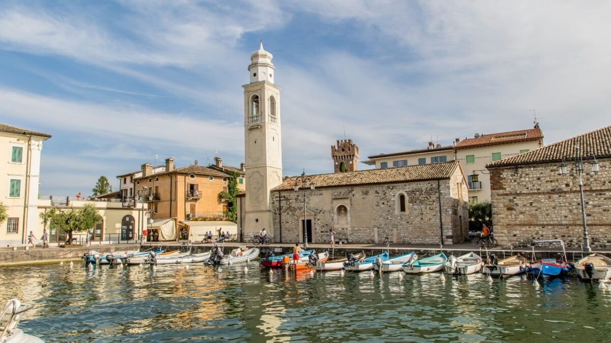 E’ uno dei Borghi più belli del Veneto, un angolo di paradiso su Lago di Garda