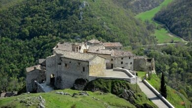 E’ il piccolo Tibet delle Marche, un borgo che ti lascerà davvero a bocca aperta!